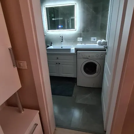 Family-friendly At 21 Dhjetori W/self Check-in 公寓 *